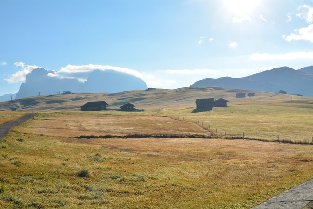Die Seiser Alm befindet sich auf einer Seehöhe von 1.680 bis 2.350 Metern und stellt mit einer Fläche 56 Quadratkilometern eines der größten geschlossenen Hochplateaus in den Alpen dar.