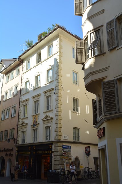 Südtirols Hauptstadt Bozen wird zu den großen städtischen Zentren im Alpenraum gerechnet und gilt auf Grund seiner Bikulturalität als wichtiger Begegnungsort zwischen dem deutsch- und dem italienischsprachigen Kultur- und Wirtschaftsraum.