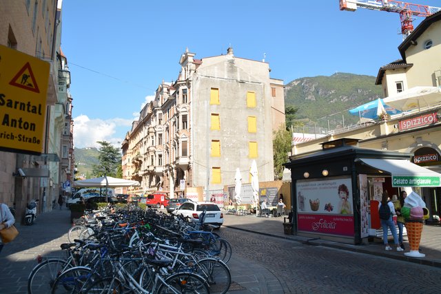 Südtirols Hauptstadt Bozen wird zu den großen städtischen Zentren im Alpenraum gerechnet und gilt auf Grund seiner Bikulturalität als wichtiger Begegnungsort zwischen dem deutsch- und dem italienischsprachigen Kultur- und Wirtschaftsraum.