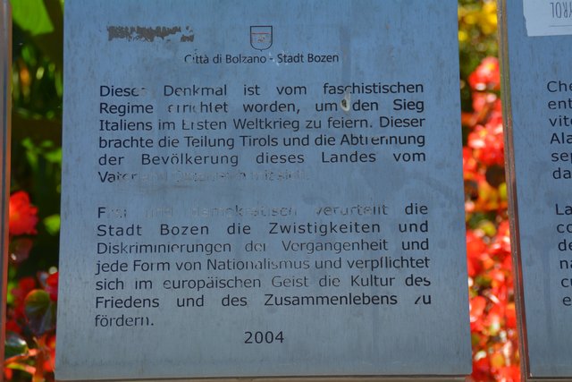 Das Siegesdenkmal (italienisch Monumento alla Vittoria) auf dem Siegesplatz (italienisch Piazza della Vittoria) in Bozen ist eines der bedeutendsten Monumente aus der Zeit des Faschismus in Südtirol.