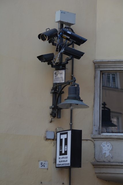 Südtirols Hauptstadt Bozen wird zu den großen städtischen Zentren im Alpenraum gerechnet und gilt auf Grund seiner Bikulturalität als wichtiger Begegnungsort zwischen dem deutsch- und dem italienischsprachigen Kultur- und Wirtschaftsraum.