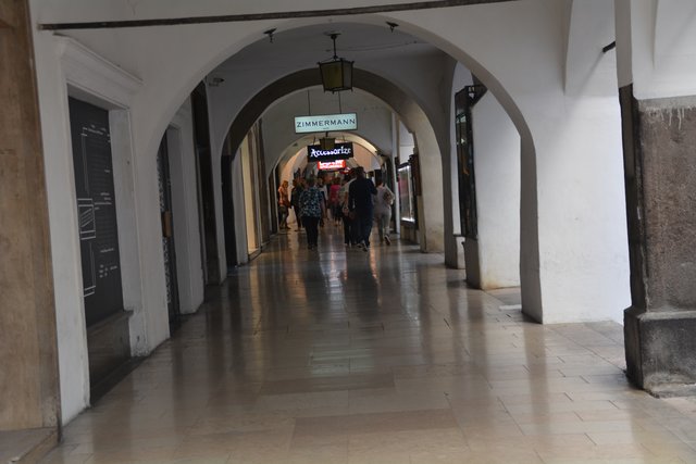 Die spätere Stadt Bozen wurde ca. 1170 bis 1180 als planmäßige Marktsiedlung mit einer zentralen, von Lauben gesäumten Gasse und einem Marktplatz (Kornplatz) errichtet.