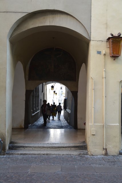 Die spätere Stadt Bozen wurde ca. 1170 bis 1180 als planmäßige Marktsiedlung mit einer zentralen, von Lauben gesäumten Gasse und einem Marktplatz (Kornplatz) errichtet.