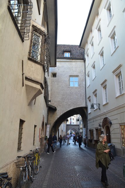 Die spätere Stadt Bozen wurde ca. 1170 bis 1180 als planmäßige Marktsiedlung mit einer zentralen, von Lauben gesäumten Gasse und einem Marktplatz (Kornplatz) errichtet.