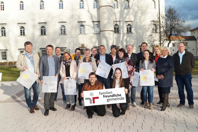 Die Projektgruppe für die familienfreundliche Gemeinde: Gerhard Pirih, Andreas Unterrieder, Klaus Sommeregger, Katja Carr-Krainz, Irmi Linder, Barbara Samobor, Josef Pfeiffer, Ewald Lerch, Ulrike Milachowski, Andrea Oberhuber, Hermann Bärntatz, Christoph Staudacher, Fabienne Steiner, Christa Hilweg-Wolte, Irene Slama und Franz Ottacher (von links) sowie Christian Petautschnig und Marina Rupnig (vorne)