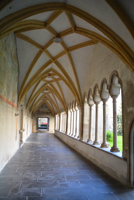 Wahrscheinlich noch vor Vollendung des Chors 1348 wurde der Kreuzgang nördlich an die Franziskanerkirche in Bozen angebaut.