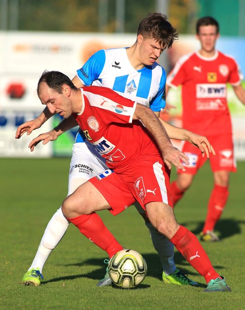 Bezirksderby in der Landesliga West: Neven Gojic (vorne) erzielte per Elfmeter den Mondseer Ausgleich zum 1:1.