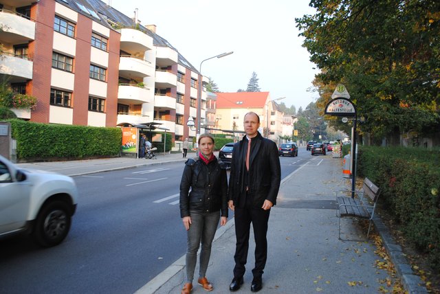 Neos Klubobfrau Angelika Pipal-Leixner und Vater Robert Ehrenhöfer wollen einen Schutzweg auf der äußeren Krottenbachstraße.