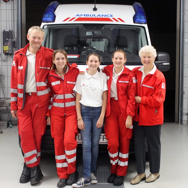Familie Brunner vor dem Rettungsauto
v.l. Martin Brunner, Anja Brunner, Lisa Brunner, Bonnie Brunner, Aloisa Brunner-Rotter