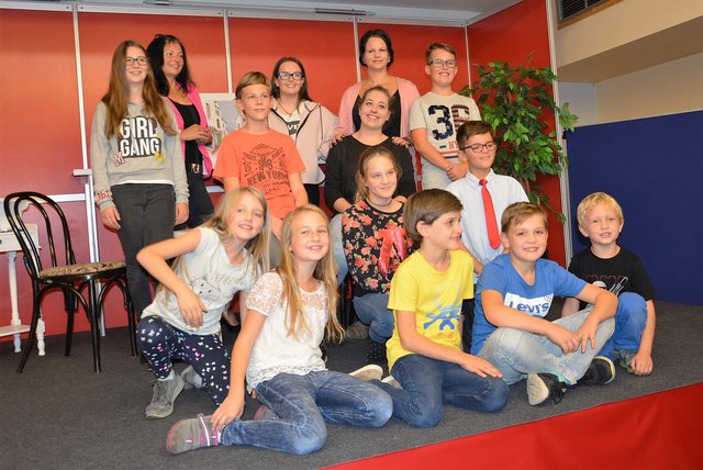 Andrea Hoffelner (2.v.l.) und Michaela Kössler (2.v.re. hinten) mit den Jungakteuren.