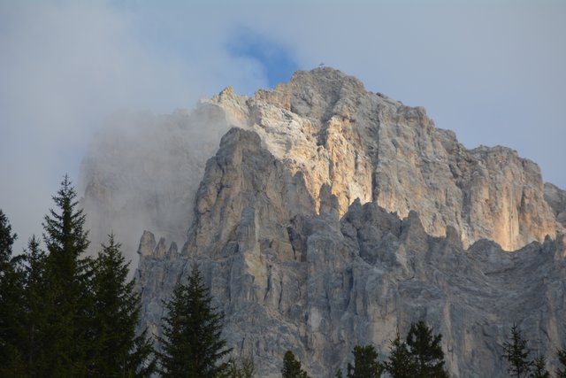 Der Latemar bildet in den Dolomiten mit seinen 2.842 Metern Seehöhe die Grenze zwischen den Südtirol und dem Trentino.