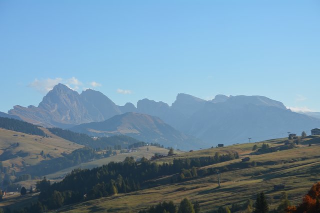 Die Seiser Alm befindet sich auf einer Seehöhe von 1.680 bis 2.350 Metern und stellt mit einer Fläche 56 Quadratkilometern eines der größten geschlossenen Hochplateaus in den Alpen dar.
