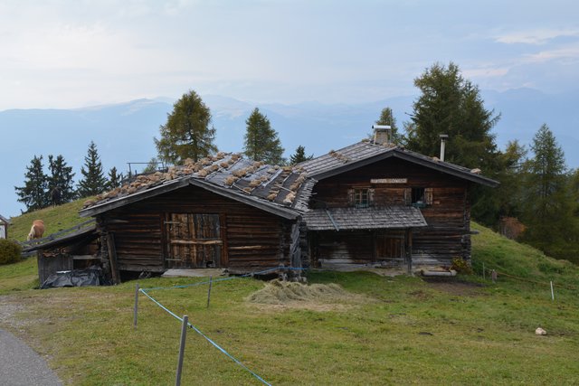 Die Seiser Alm befindet sich auf einer Seehöhe von 1.680 bis 2.350 Metern und stellt mit einer Fläche 56 Quadratkilometern eines der größten geschlossenen Hochplateaus in den Alpen dar.