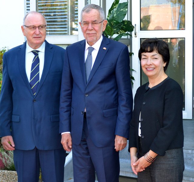 Aldo Malavasi und Mary Alice Hayward, zwei Führungskräfte der IAEA, empfingen den Bundespräsidenten.