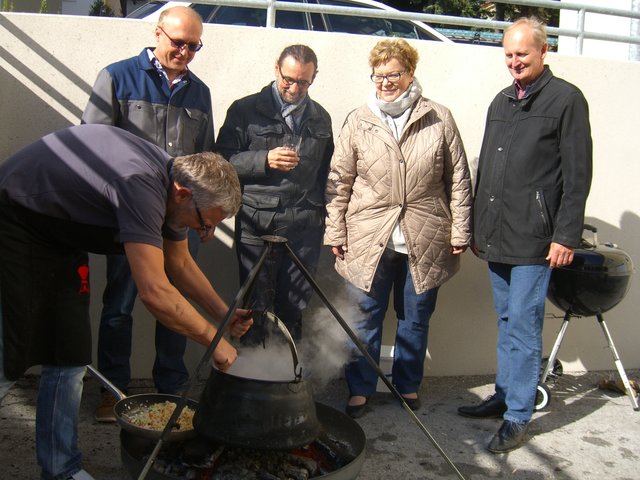 Kochen ohne Strom: der Praxistest im Hof der BH schmeckte Koch Dieter Benczak genauso wie Dieter Benczak - Koch, Martin Bierbauer (BZSV), Kurt Safrata und Franziska Auer (BH) und Erwin Preiner (BZSV)