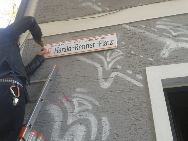 Montiert hat die KAPU das Schild nach DIY-Manier selbst.