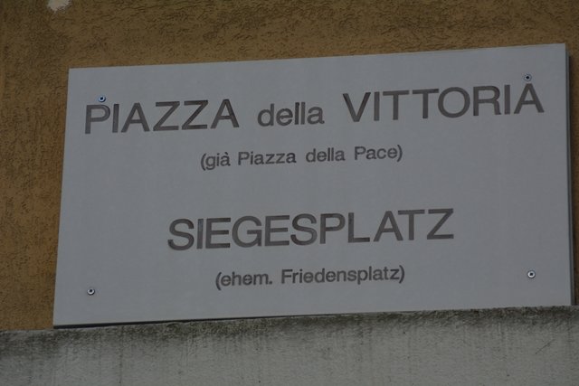 Der Siegesplatz (italienisch Piazza della Vittoria) in Bozen ist eine der bedeutendsten Plätze aus der Zeit des Faschismus in Südtirol.