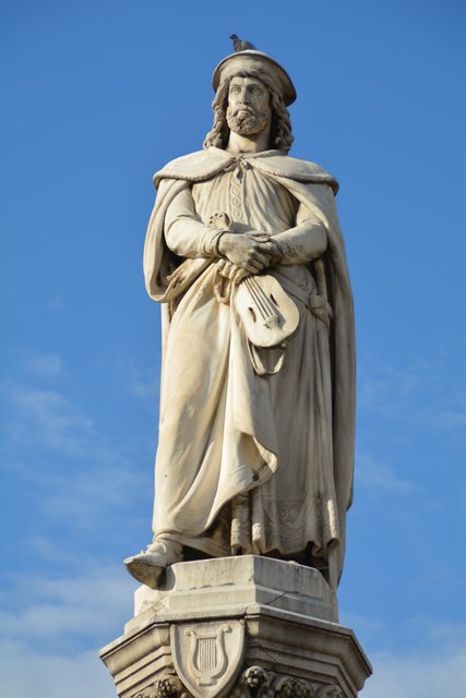 Das Walther-Denkmal in Bozen wurde im Jahr 1889 von Heinrich Natter geschaffen und ist dem Minnesänger Walther von der Vogelweide gewidmet.