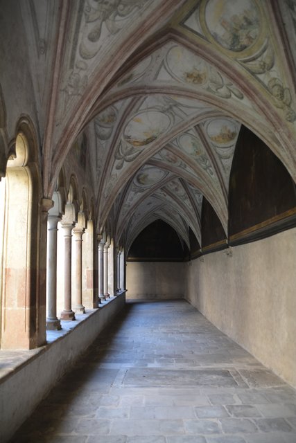 Wahrscheinlich noch vor Vollendung des Chors 1348 wurde der Kreuzgang nördlich an die Franziskanerkirche in Bozen angebaut.