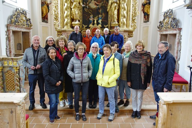 Der Chor der Pfarre Mariahilf Innsbruck mit Zunftprobst Lorenz Wacker (links), Karl Gratl (rechts) und Chorleiter Mag. Peter Waldner (hinten rechts)