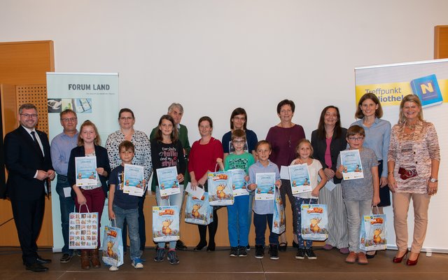 Lesemeister Waldviertel, Marlies Bernleitner, Felix Breuer, Simone Hinterlechner, Marcel Kainz, Manuel Mikscha, Miriam Schmidt, Manuel Schönbauer, Landesrat Ludwig Schleritzko, Gerhard Zeller (Bücherei im Gwölb Albrechtsberg), Karin Böhm (Bibliothek Heidenreichstein), Helga Ritscher (Volks- und Ferienbücherei Groß Schönau), Kathrin Hömstreit (Regionalbetreuerin), Karin Kainz (Öffentliche Bücherei der Pfarre und Gemeinde Waldenstein), Elfriede Moser (Stadtbücherei Weitra), Maria Waltenberger (Stadtbücherei Schrems), Verena Resch (Servicestelle Treffpunkt Bibliothek) und Bauernbunddirektorin Klaudia Tanner