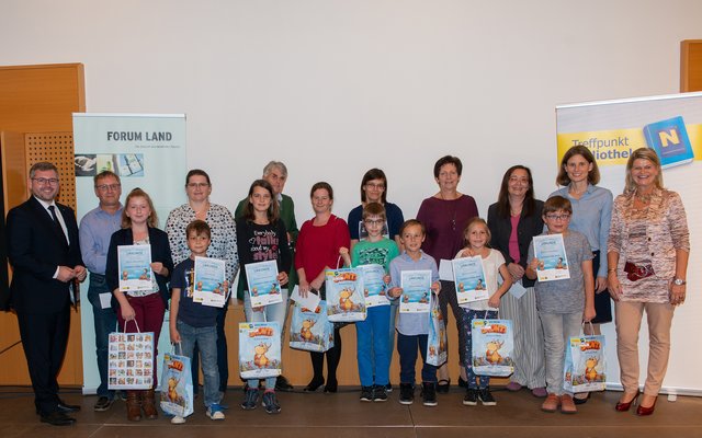 Lesemeister Waldviertel, Marlies Bernleitner, Felix Breuer, Simone Hinterlechner, Marcel Kainz, Manuel Mikscha, Miriam Schmidt, Manuel Schönbauer, Landesrat Ludwig Schleritzko, Gerhard Zeller (Bücherei im Gwölb Albrechtsberg), Karin Böhm (Bibliothek Heidenreichstein), Helga Ritscher (Volks- und Ferienbücherei Groß Schönau), Kathrin Hömstreit (Regionalbetreuerin), Karin Kainz (Öffentliche Bücherei der Pfarre und Gemeinde Waldenstein), Elfriede Moser (Stadtbücherei Weitra), Maria Waltenberger (Stadtbücherei Schrems), Verena Resch (Servicestelle Treffpunkt Bibliothek) und Bauernbunddirektorin Klaudia Tanner | Foto: Voglhuber