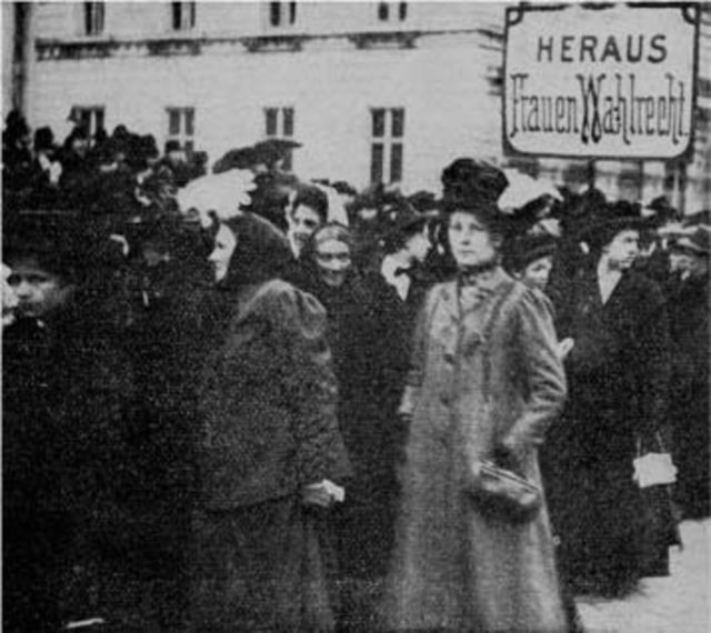 Demonstration für das allgemeine Frauenwahlrecht
am 19. März 1911, dem ersten Frauentag, in Wien. | Foto: Österreichische Nationalbibliothek