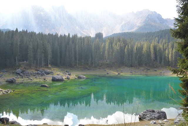 Im grünen Karersee spiegelt sich der Latemar auf eine magisch anmutende Art und Weise.