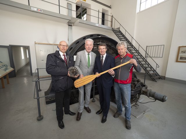 Dipl.-Ing. Friedrich Zemanek (Geschäftsführer EVN Naturkraft), Bürgermeister Mag. Klaus Schneeberger, Kultur- und Tourismusstadtrat Franz Piribauer, MSc, und Schifferlverleih-Betreiber Andreas Camus. | Foto: Stadt WN/Weller