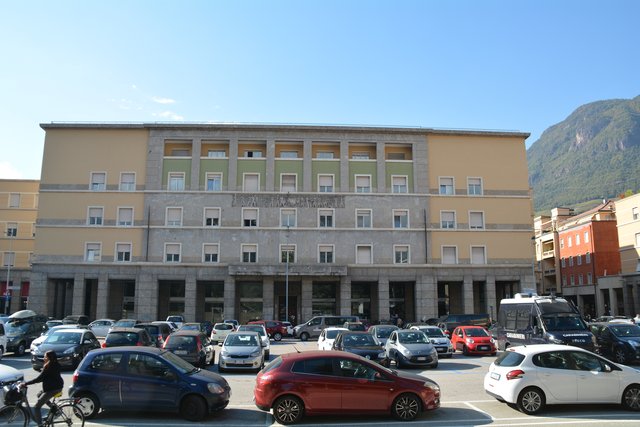 Der Siegesplatz (italienisch Piazza della Vittoria) in Bozen ist eine der bedeutendsten Plätze aus der Zeit des Faschismus in Südtirol.