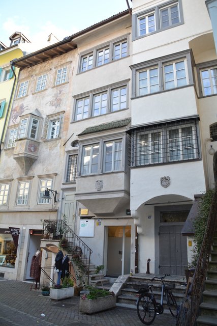 Die spätere Stadt Bozen wurde ca. 1170 bis 1180 als planmäßige Marktsiedlung mit einer zentralen, von Lauben gesäumten Gasse und einem Marktplatz (Kornplatz) errichtet.