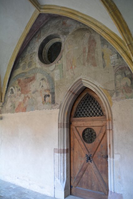Wahrscheinlich noch vor Vollendung des Chors 1348 wurde der Kreuzgang nördlich an die Franziskanerkirche in Bozen angebaut.