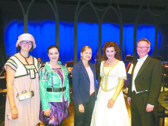 V.l. Margit Hinterholzer, „Romeo“ Nina Maria Edelmann Plangg, Kulturamtsleiterin Olivia Zischg, „Julia“ Vera Schoenenberg und mtvo-Intendant Nikolaus Netzer
