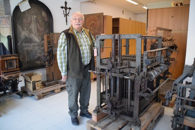 Heinrich Hetzer zeigt eine Jaquard-Maschine. Diese steuerten die Webstühle mit Hilfe von Lochkarten.