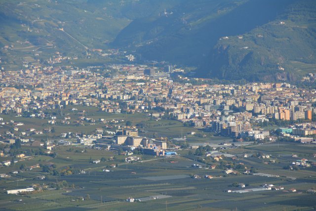 Beim Gasthaus Lipp in Perdonig bietet sich dieser herrliche Ausblick auf das Überetsch und Bozen.