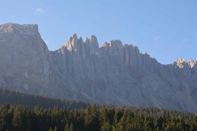 Der Latemar bildet in den Dolomiten mit seinen 2.842 Metern Seehöhe die Grenze zwischen Südtirol und dem Trentino.