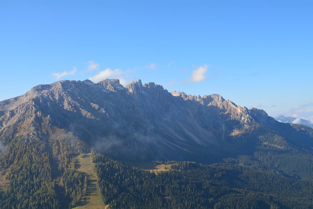 Der Latemar bildet in den Dolomiten mit seinen 2.842 Metern Seehöhe die Grenze zwischen Südtirol und dem Trentino.