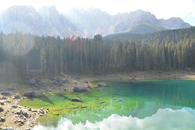 Im grünen Karersee spiegelt sich der Latemar auf eine magisch anmutende Art und Weise.