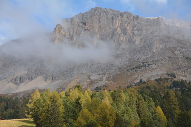 Der Latemar bildet in den Dolomiten mit seinen 2.842 Metern Seehöhe die Grenze zwischen den Südtirol und dem Trentino.