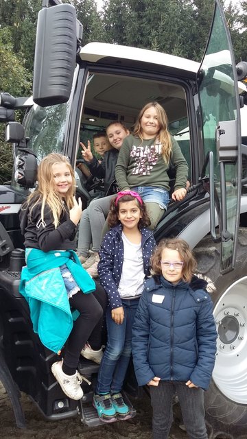 Pia, Jonas, Lea, Emily, Yeganeh und Szilvia am Traktor.