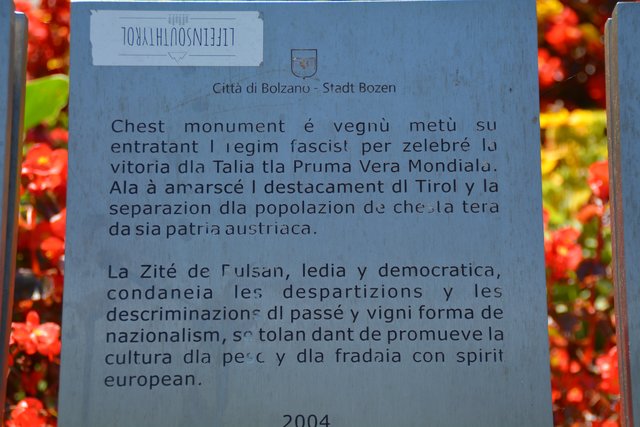 Das Siegesdenkmal (italienisch Monumento alla Vittoria) auf dem Siegesplatz (italienisch Piazza della Vittoria) in Bozen ist eines der bedeutendsten Monumente aus der Zeit des Faschismus in Südtirol.