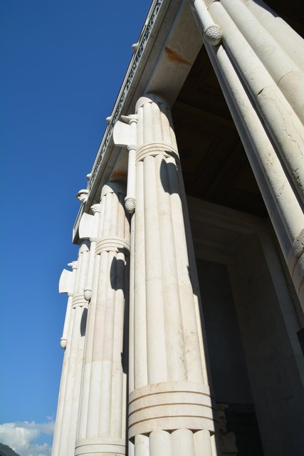 Das Siegesdenkmal (italienisch Monumento alla Vittoria) auf dem Siegesplatz (italienisch Piazza della Vittoria) in Bozen ist eines der bedeutendsten Monumente aus der Zeit des Faschismus in Südtirol.