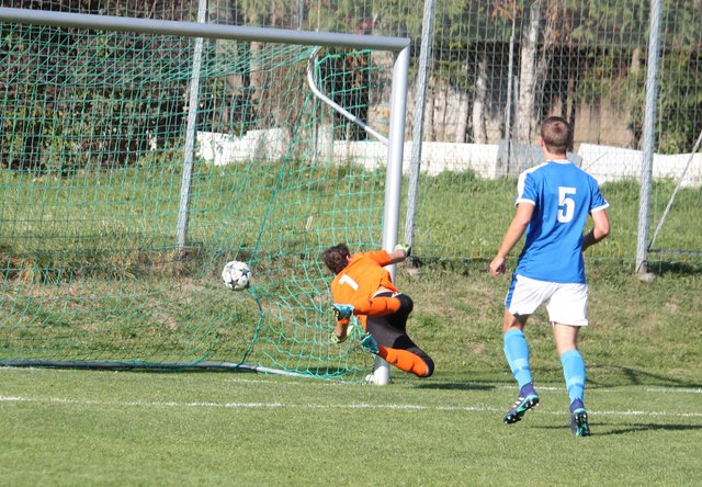 Rassiges Bezirksderby: Neumarkt-Goalie Heiko Höritzer musste nach einem Freistoß von Christopher Brugger das 0:1 hinnehmen.