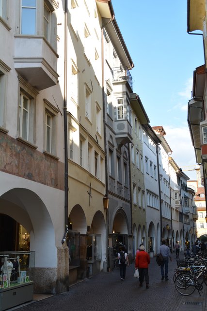 Die spätere Stadt Bozen wurde ca. 1170 bis 1180 als planmäßige Marktsiedlung mit einer zentralen, von Lauben gesäumten Gasse und einem Marktplatz (Kornplatz) errichtet.