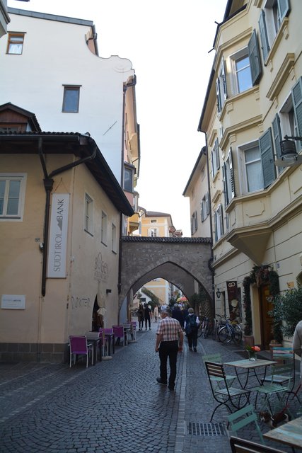 Die spätere Stadt Bozen wurde ca. 1170 bis 1180 als planmäßige Marktsiedlung mit einer zentralen, von Lauben gesäumten Gasse und einem Marktplatz (Kornplatz) errichtet.