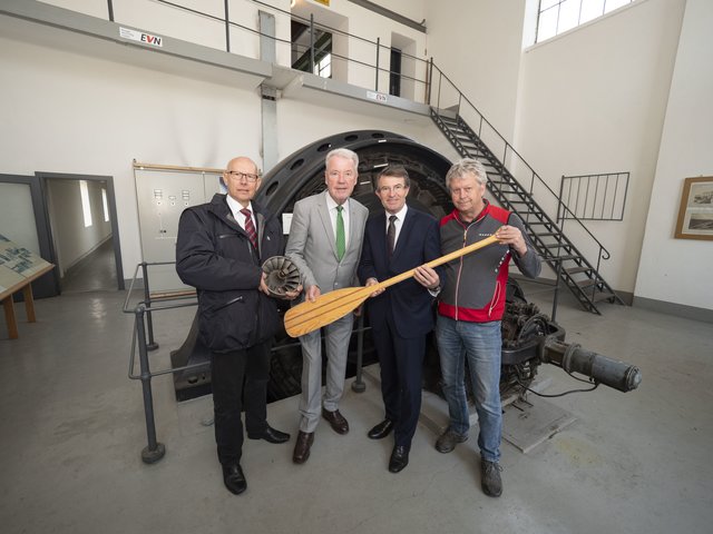 V.l.n.r.: Dipl.-Ing. Friedrich Zemanek (Geschäftsführer EVN Naturkraft), Bürgermeister Mag. Klaus Schneeberger, Kultur- und Tourismusstadtrat Franz Piribauer, MSc, und Schifferlverleih-Betreiber Andreas Camus.