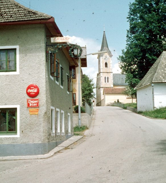 Die Herzogsdorfer Ortsdurchfahrt im Jahr 1965.