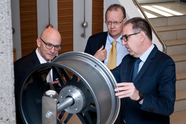 Besuch in Reutte: Marc Ungeheuer (Mitte), der
Botschafter des Großherzogtums Luxemburg in Wien, Univ.-Prof. Dr. Armand Hausmann, Honorarkonsul des Großherzogtums Luxemburg in Innsbruck (links) und Plansee Group Vorstand Karlheinz Wex.
