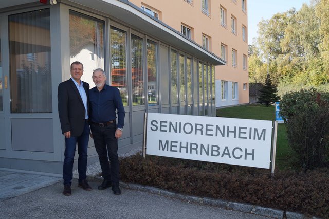 Christian Makor mit Heimleiter Franz Lettner vom Seniorenwohnheim Mehrnbach.