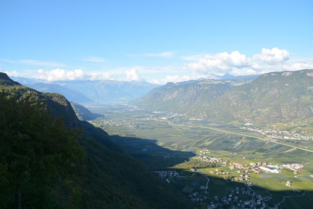 Beim Gasthaus Lipp in Perdonig bietet sich dieser herrliche Ausblick auf das Überetsch.